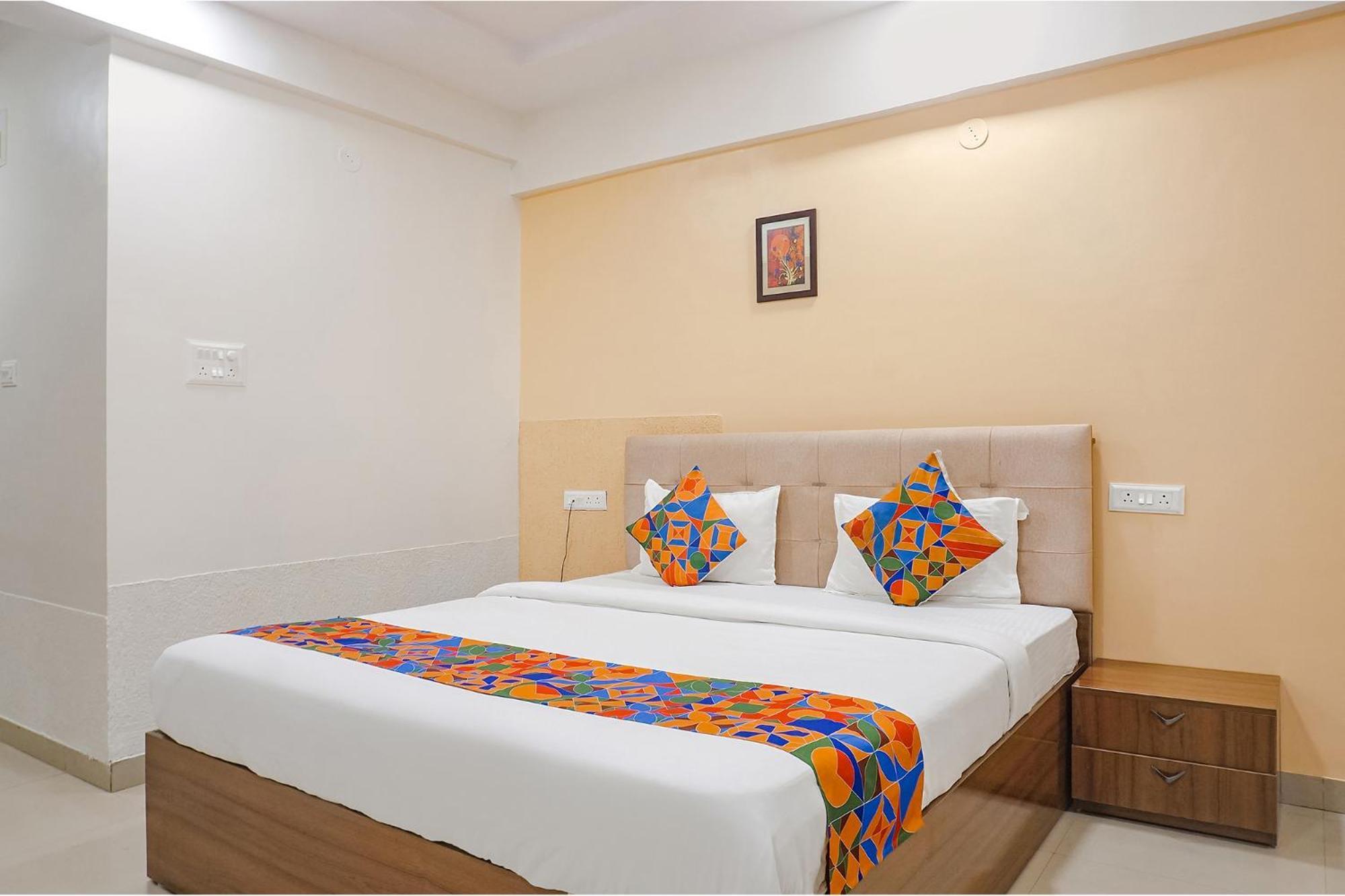 Hotel Fabhotel Embassy Near Amanora Mall